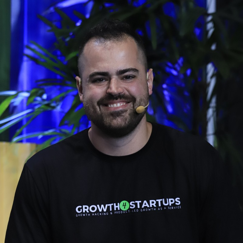 Retrato de Felipe Barão, CMO e fundador do Founders Club