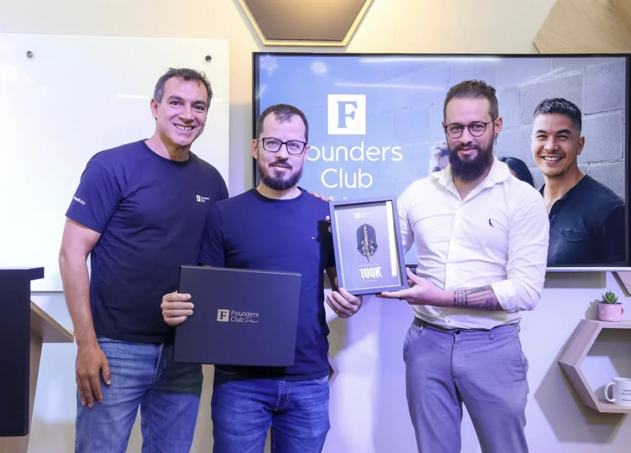 Founders recebendo o selo de 100K de faturamento das mãos dos sócios do clube